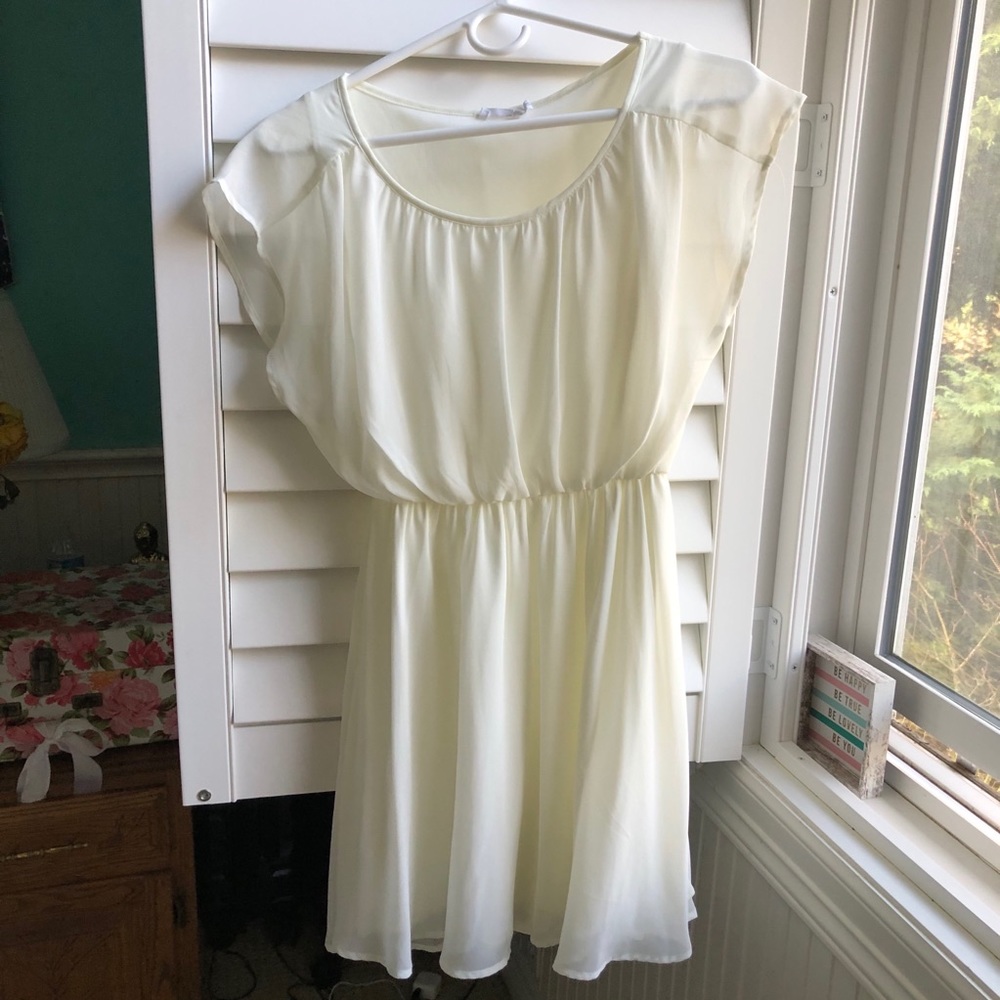 Short sleeved white dress